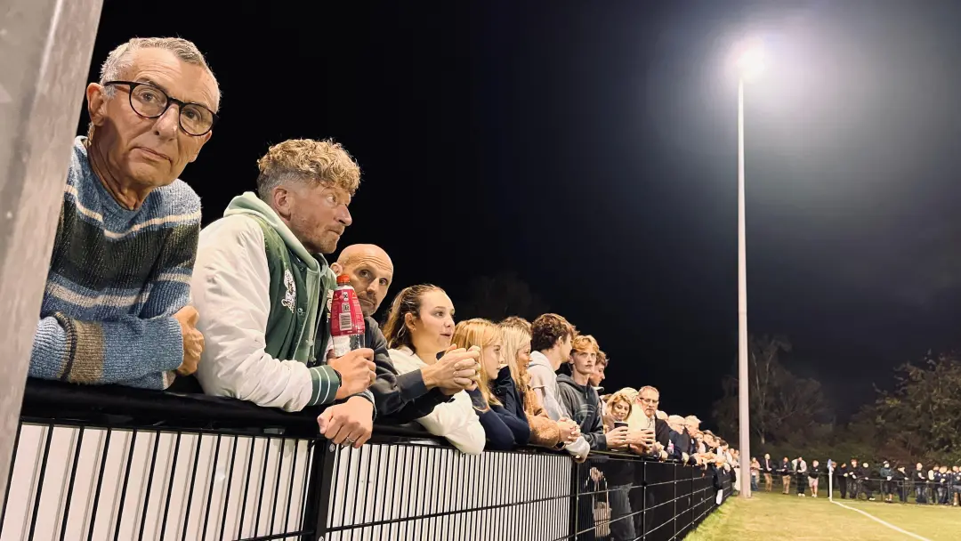 Norfolk, Inglaterra. Time não profissional do futebol venceu um jogo de volta da FA Cup por 2 a 0, com 806 pessoas na a…