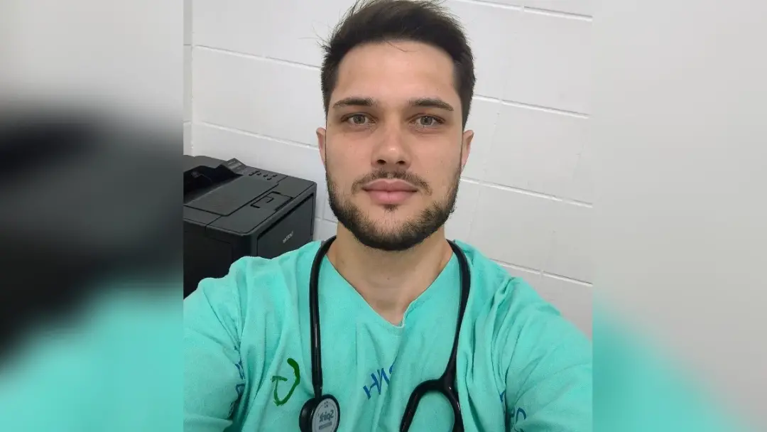 Ricardo Pacífico, médico de 26 anos, recebeu alta após quase 15 dias de internação em Divinópolis, MG, depois de um aci…