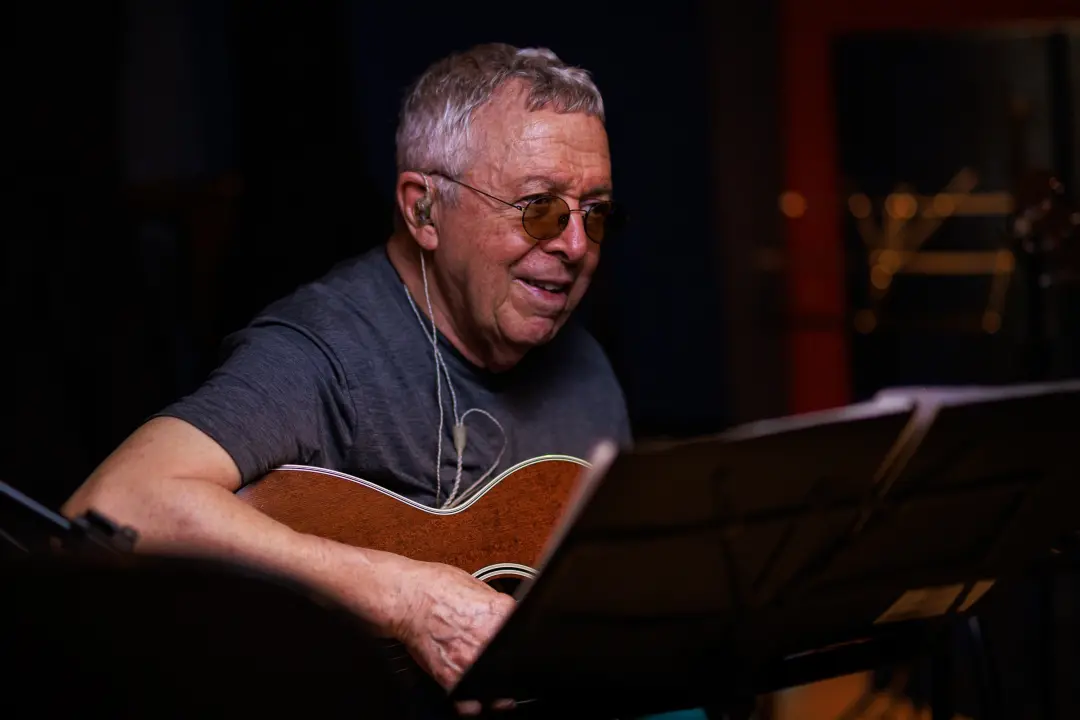 Luiz Carlos Sá lança o álbum Eu caçador de mim, com parcerias pra Almir Sater e Ivan Lins. É um ciclo novo pra ele depo…