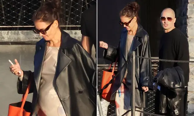 Katie Holmes e Jason Bard Yarmosky aproveitaram um passeio romântico no Lago Como antes de irem para a Paris Fashion We…