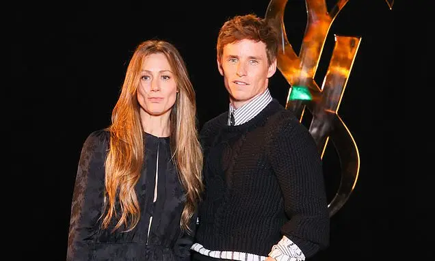 Eddie Redmayne apareceu raro com a esposa Hannah Bagshawe na festa de Saint Laurent em Paris Fashion Week. Acho legal q…