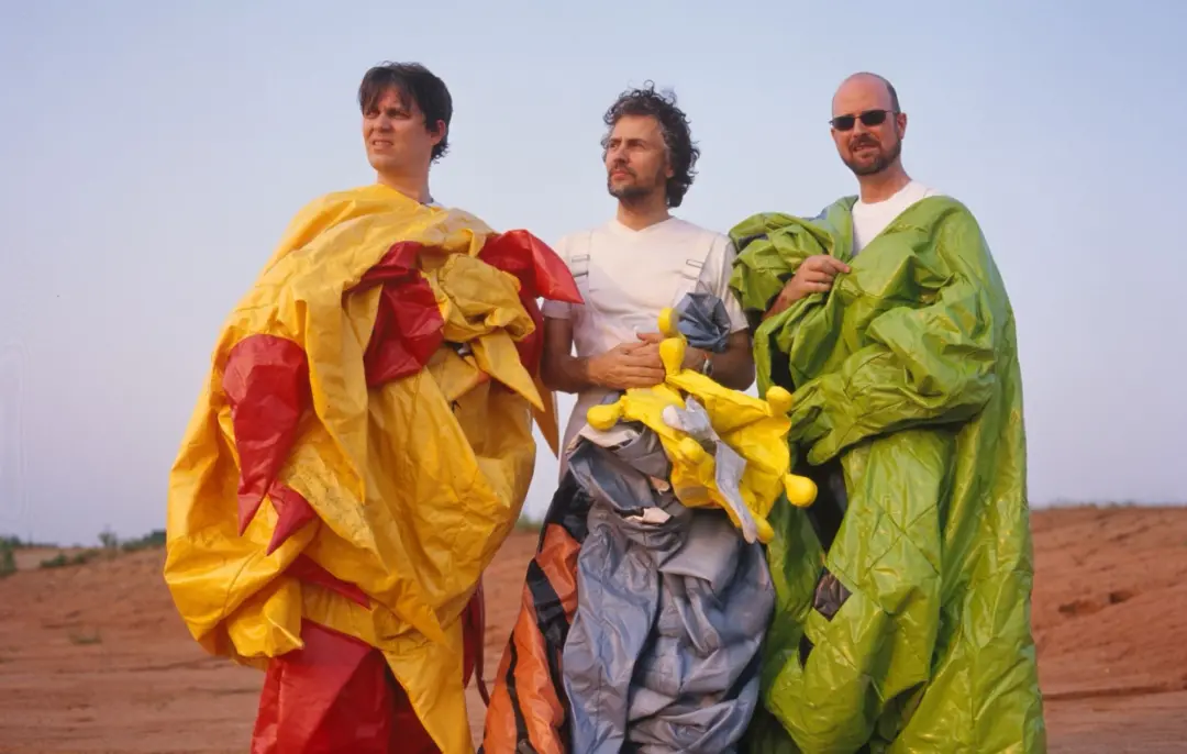 The Flaming Lips lança reedição de 20 anos de At War With The Mystics com seis CDs e faixas inéditas. É um mergulho pro…
