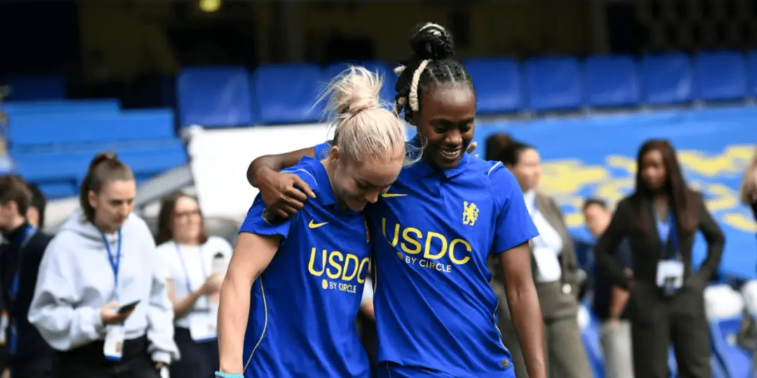 Chelsea Football Club Women mudou a política de maternidade com licença remunerada total e apoio médico na gestação. Is…