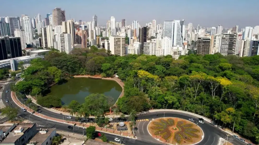 Goiânia com 37 graus e umidade de só 20% na quarta. Subida de 13 graus entre a mínima e a máxima, sem previsão de chuva…