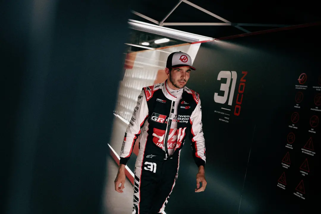 Esteban Ocon não volta para a Haas na temporada de 2027. A gente acompanhava a situação dele com o Oliver Bearman, e ap…