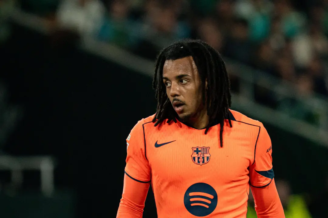 Jules Kounde, defensor do Barcelona, está sendo observado pelo Bayern de Munique e o Tottenham acompanha a janela de ja…
