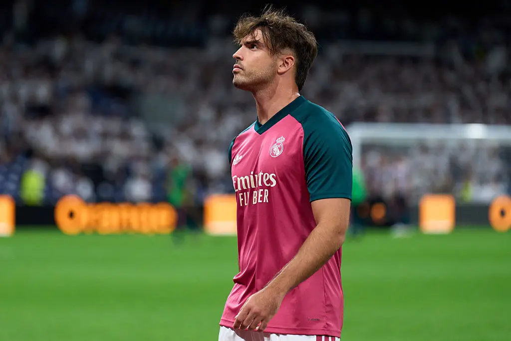 Raúl Asencio do Real Madrid vai fazer cirurgia amanhã por fratura por estresse na tíbia direita. A ausência dele pode d…