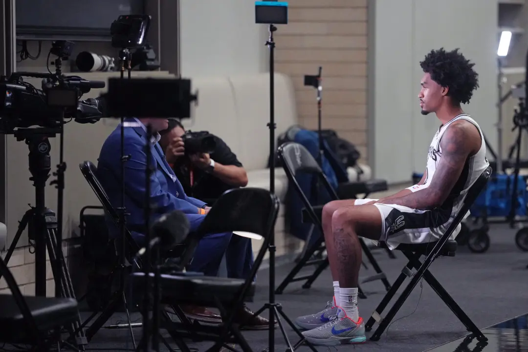 Dylan Harper, do San Antonio Spurs, esclareceu que sua fala sobre não querer sair do banco era sarcasmo. Ele disse que …