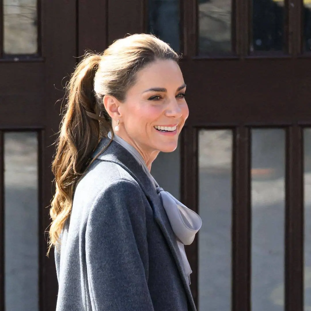 Princess Kate apareceu em West Sussex usando um casaco ótimo para o outono e com o cabelo preso em um rabo de cavalo. E…