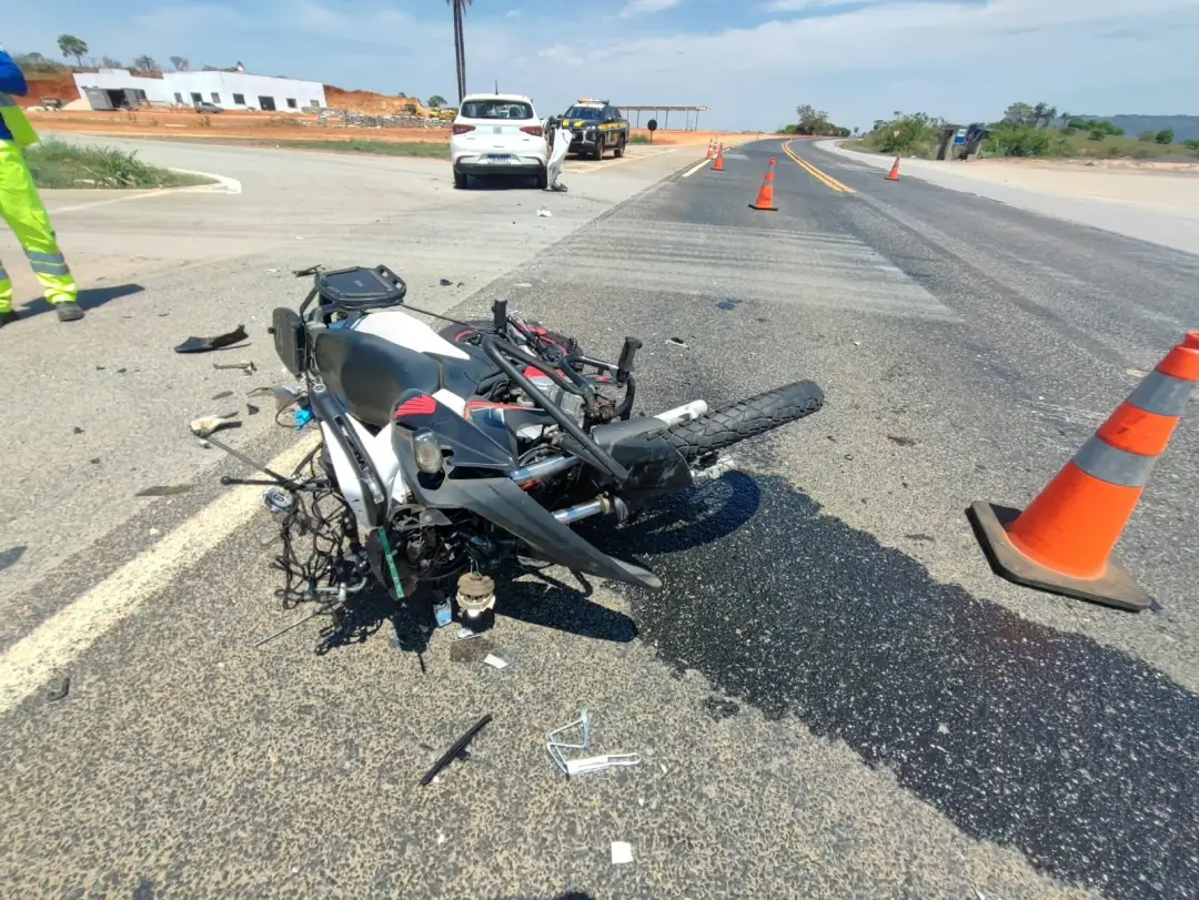 Motorista de carro foi atingido pela lateral de uma moto na BR-262, em Luz, quando ele fazia uma manobra. É preocupante…