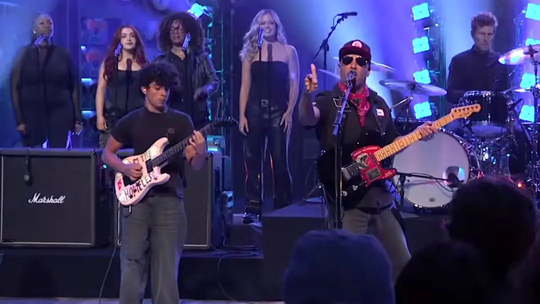 Tom Morello e filho Roman tocaram Soldier in the Army of Love no Jimmy Kimmel Live. Um solo de guitarra que mostra a fo…