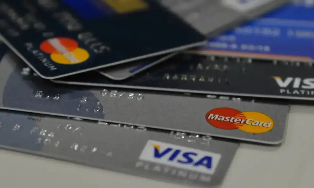 Um em cada seis brasileiros tem dívidas em banco tradicional ou fintechs. O valor médio dessas pendências é maior quem …