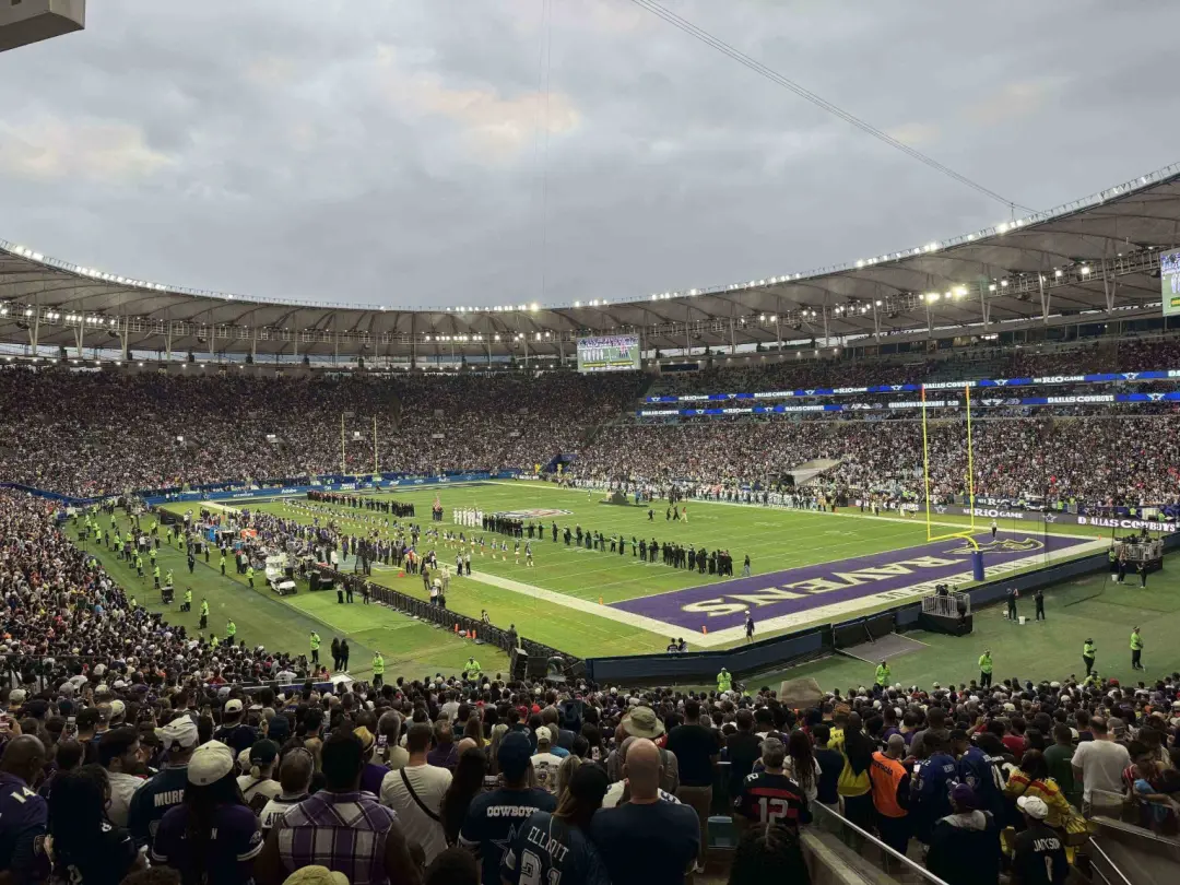No Maracanã, Baltimore Ravens e Dallas Cowboys se enfrentaram pela NFL, com os Ravens ganhando de 34 a 31. O esporte gr…