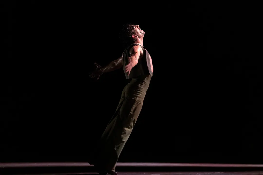 David Coria estreia Babel na Bienal de Flamenco de Sevilha, uma obra com quatro bailarinas e dois bailarinos de seis na…
