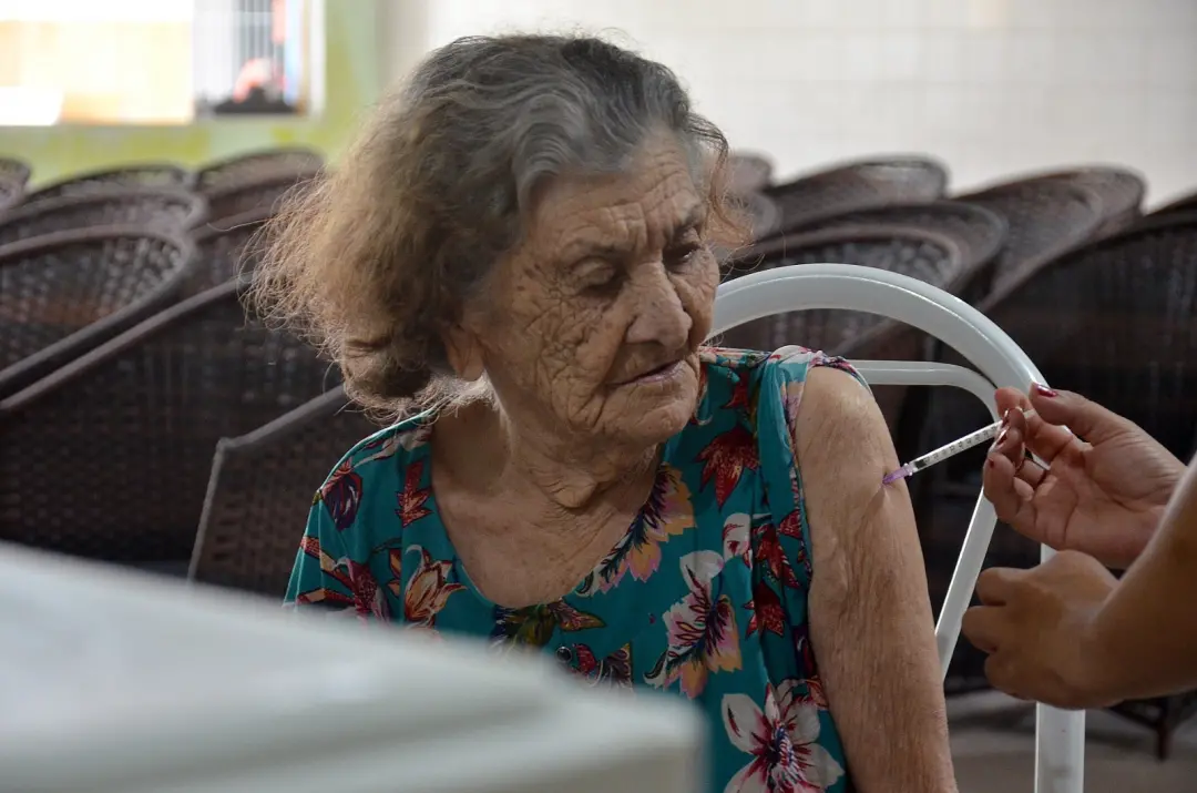 Campina Grande começou a vacinação com Pneumo 20 para quem tem 85 anos ou mais. Isso ajuda a prevenir doenças sérias co…