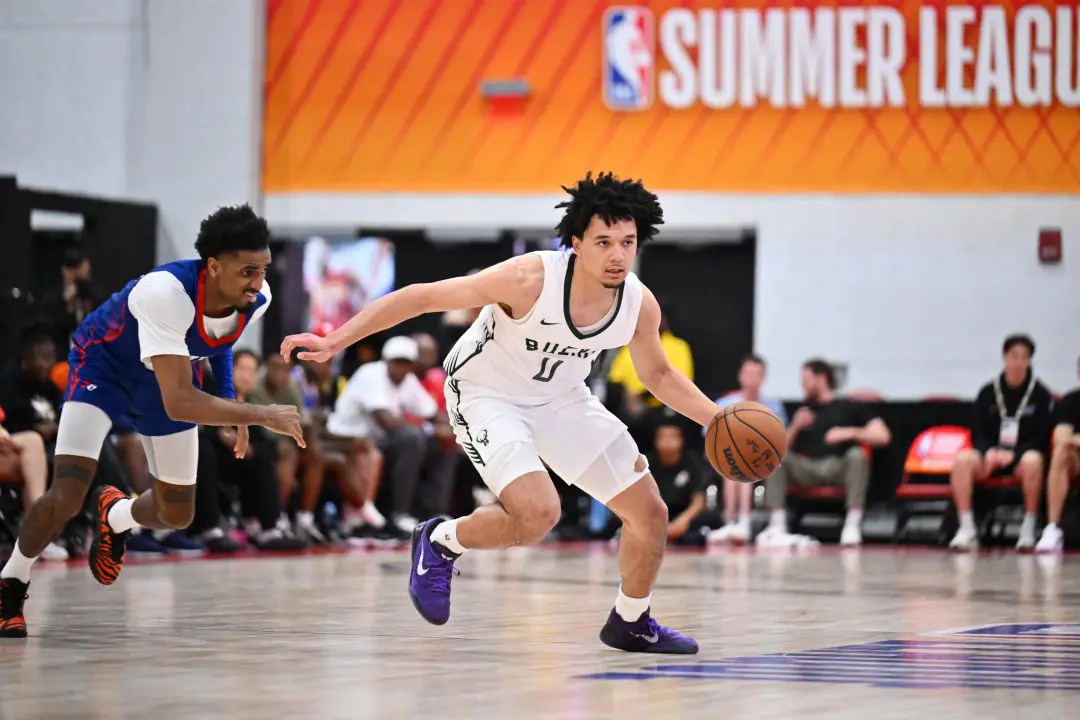 Brayden Burries, prospecto novato dos Bucks, teve uma Summer League com média de 23,5 pontos, 4,5 rebotes e 4,3 assistê…