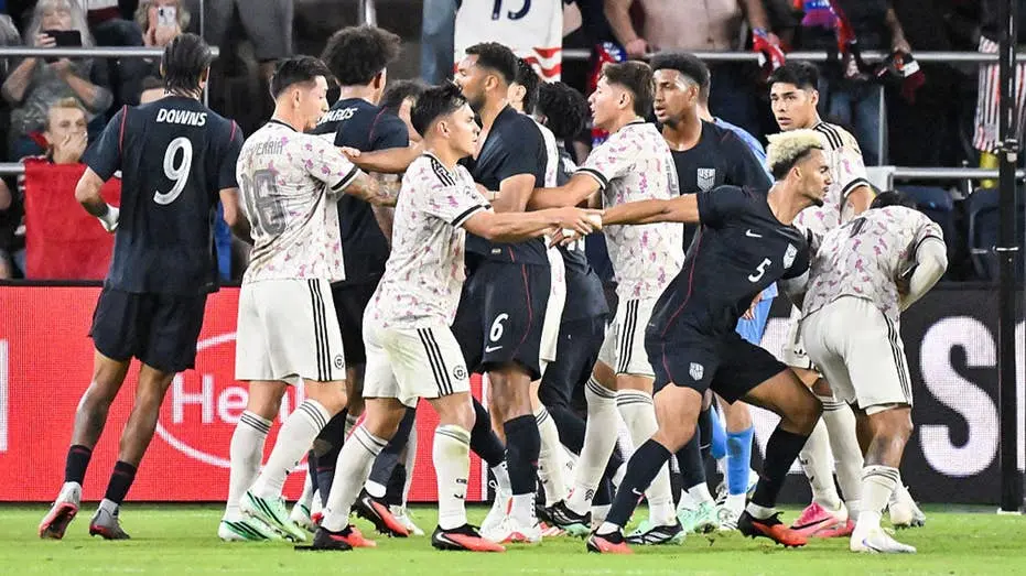 St Louis, EUA: após o gol de 17 anos de Mathis Albert, houve uma briga generalizada no banco de reservas após um jogado…