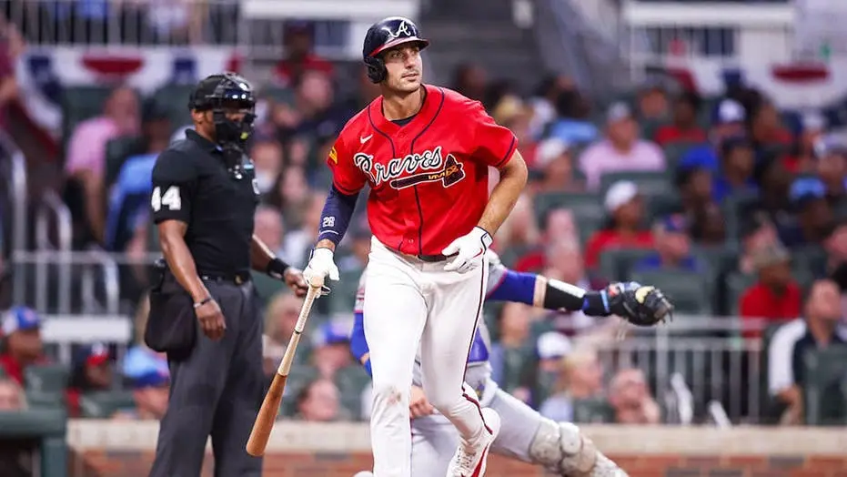 Phillies e Braves, primeiro jogo da série, com Atlanta liderando 1 a 0. O jogo anterior foi intenso, e a vantagem de At…
