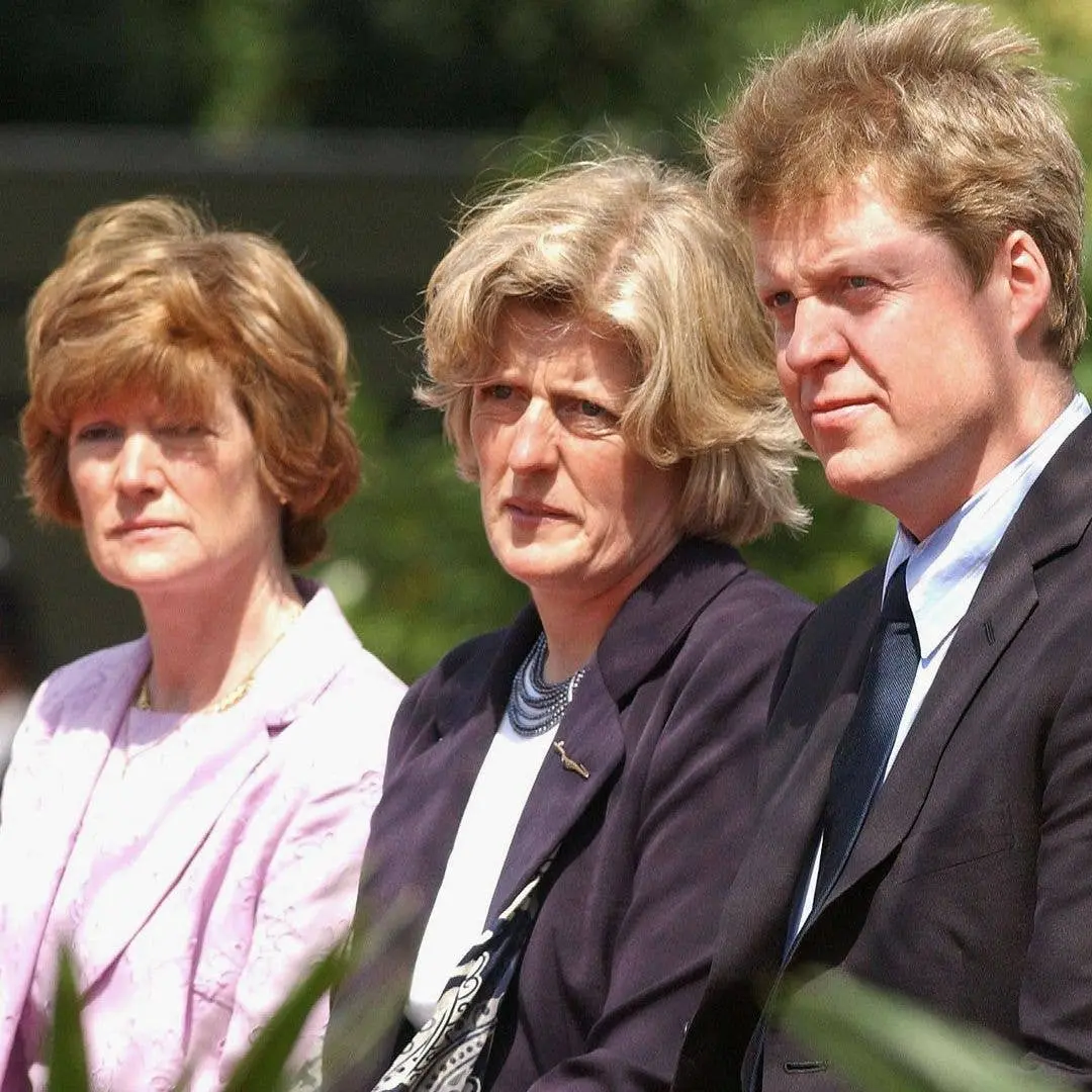Lady Sarah McCorquodale e Lady Jane Fellowes, irmãs mais velhas da Princesa Diana, mostram certo descontentamento com o…
