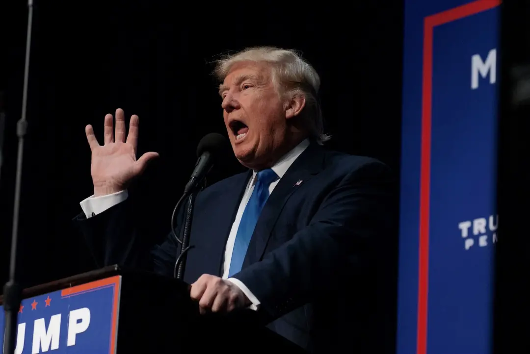 Trump foi interrompido pelos assessores durante um evento com líderes de tecnologia como Bezos e Musk, após um repórter…