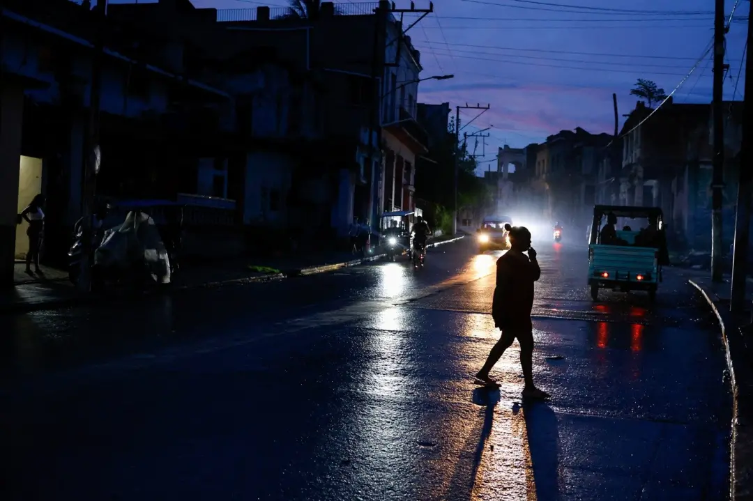 Havana Velha viu a água invadir a cisterna onde morava Yuamilka Hechavarria, durante um apagão. A falta de energia e ág…