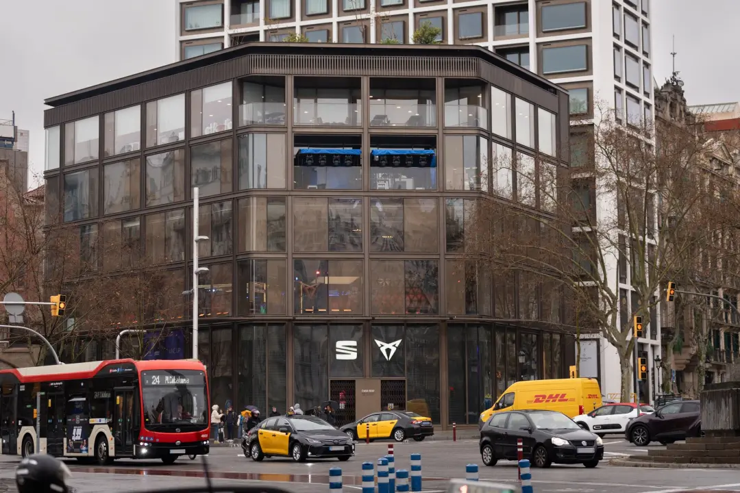 Casa Seat em Barcelona voltou ao nome original depois de usar Casa Cupra Raval para o lançamento do cupra Raval. Muda o…