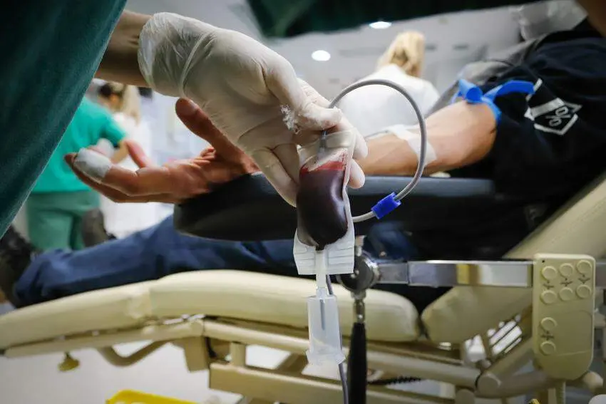 Portaria do Ministério da Saúde libera doação de sangue de quem tem mais de 70 anos no Brasil. Essa mudança permite mai…