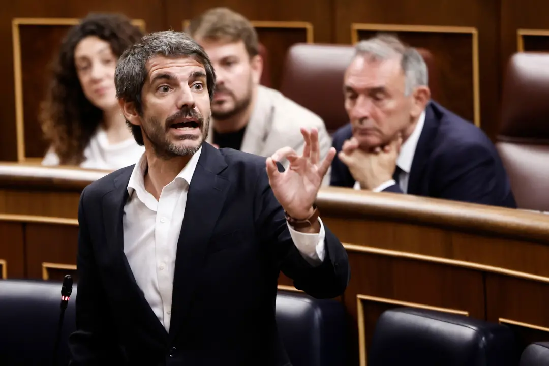 Ernest Urtasun, ministro da Cultura, sofreu dois ataques no Congresso. A oposição o critica por ser muito militante e n…