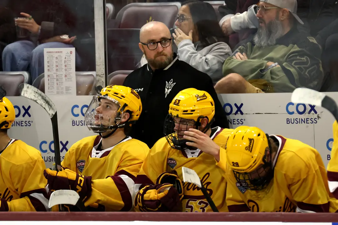 Greg Powers, técnico de hóquei masculino de Arizona State, foi colocado em licença administrativa após um treino que de…
