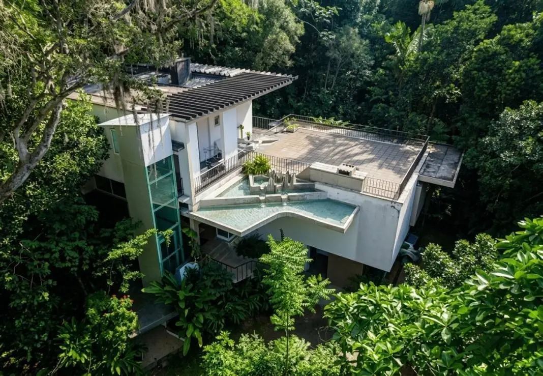 Casarão de R$ 20 milhões na Gávea ainda tenta sediar a Mostra Morar Mais, mesmo com licença revogada pela Prefeitura. A…