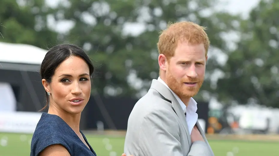Paparazzi invadiram escola dos filhos de Harry e Meghan no Reino Unido. A dupla criticou a invasão como extremamente im…