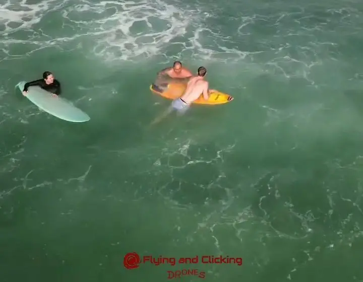 Praia da Barra, no Rio, teve um turista sendo resgatado por dois surfistas na manhã de terça. Andreia Monteiro, que tra…