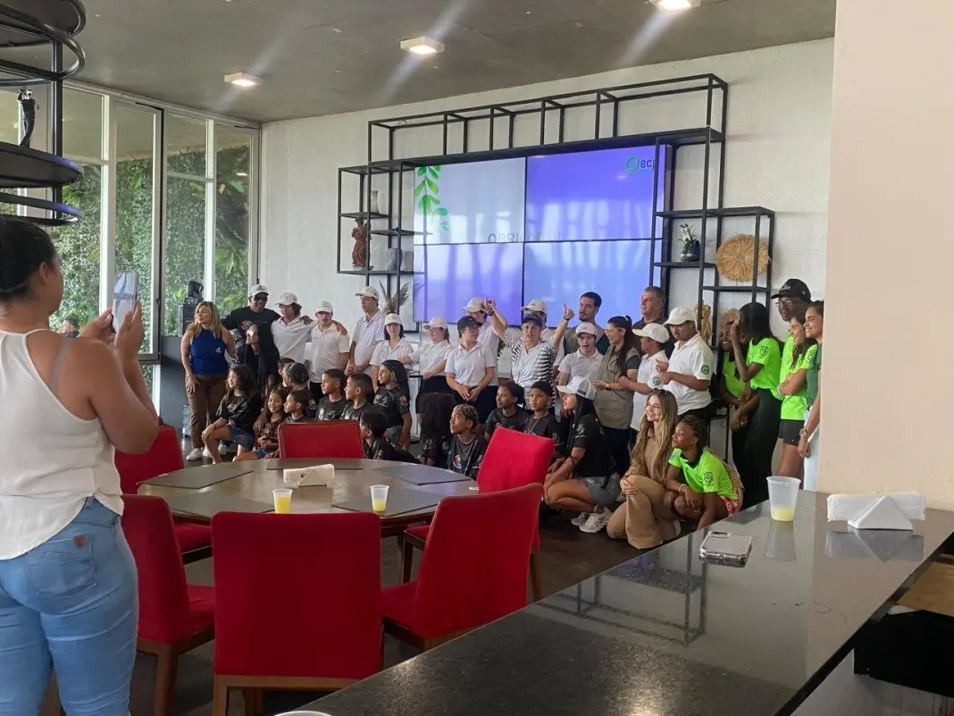 35 participantes, sendo 20 crianças da Cidade de Deus e 15 PCDs, plantaram dez árvores no Campo Olímpico de Golfe, na B…