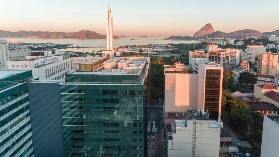 760 milhões de reais pela sede da Caixa no Rio, o Passeio Corporate. É um prédio grande, bem ocupado, e vender por meno…