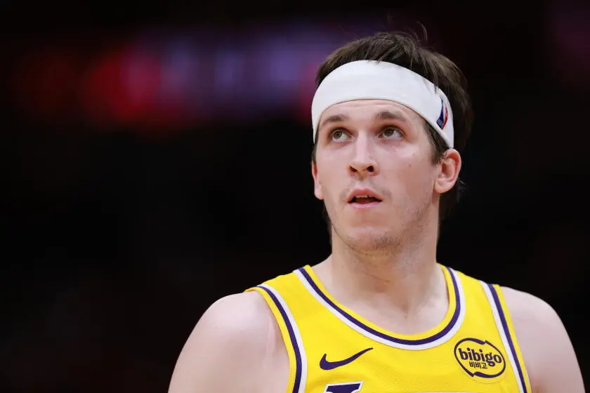 Austin Reaves disse que vê potencial de campeão no time dos Lakers durante o treino, destacando a defesa intensa com Wa…