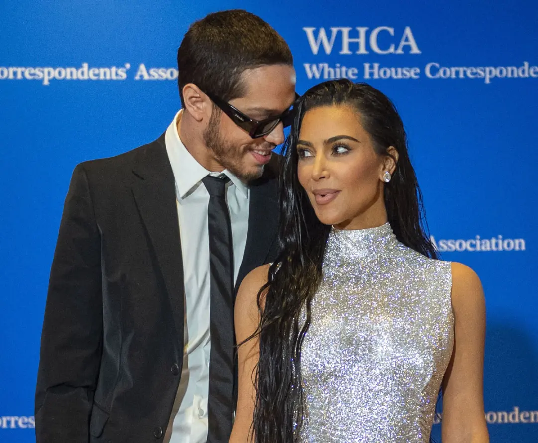 Pete Davidson comenta a atmosfera difícil de namorar as mulheres da família Kardashian após 4 anos. Ele diz que isso é …