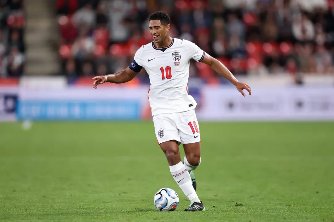 Jude Bellingham sofreu um pequeno problema em jogo da Inglaterra contra a República Tcheca, saindo no final do jogo. Co…