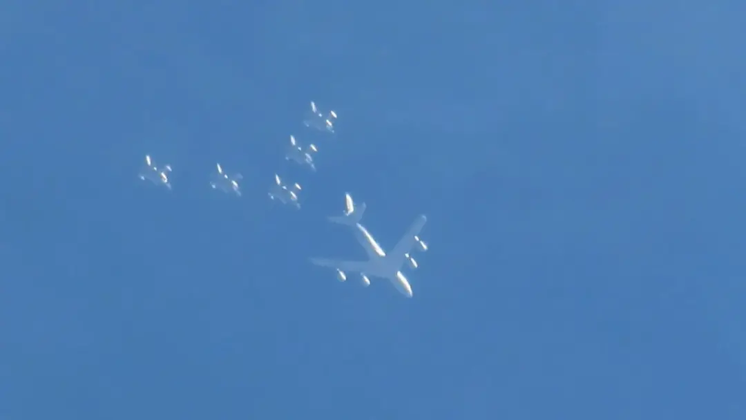 Seis caças F-16 da Argentina e aviões americanos passaram sobre Araraquara, SP, na terça-feira. A passagem é parte do t…