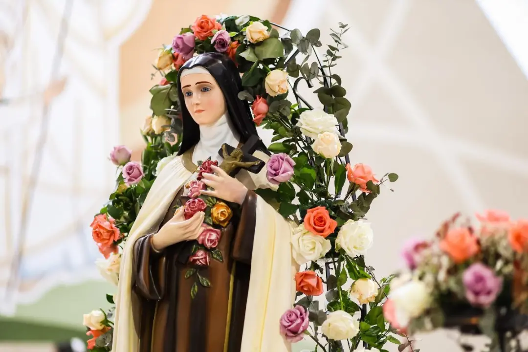 Santa Teresinha do Menino Jesus, figura do catolicismo, é lembrada pela pequena via, buscando Deus nos gestos do dia a …