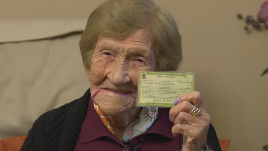 Carmelina Alves, 106 anos, vai votar neste domingo em São Paulo. Ela diz que vota porque quer que seu candidato ganhe, …
