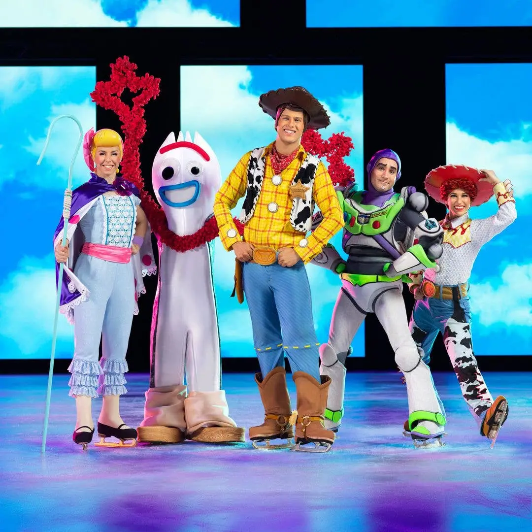Toy Story 4 chegando ao Reino Unido em 2027 com o show Disney On Ice Road Trip Adventures. Achei legal que eles estão l…