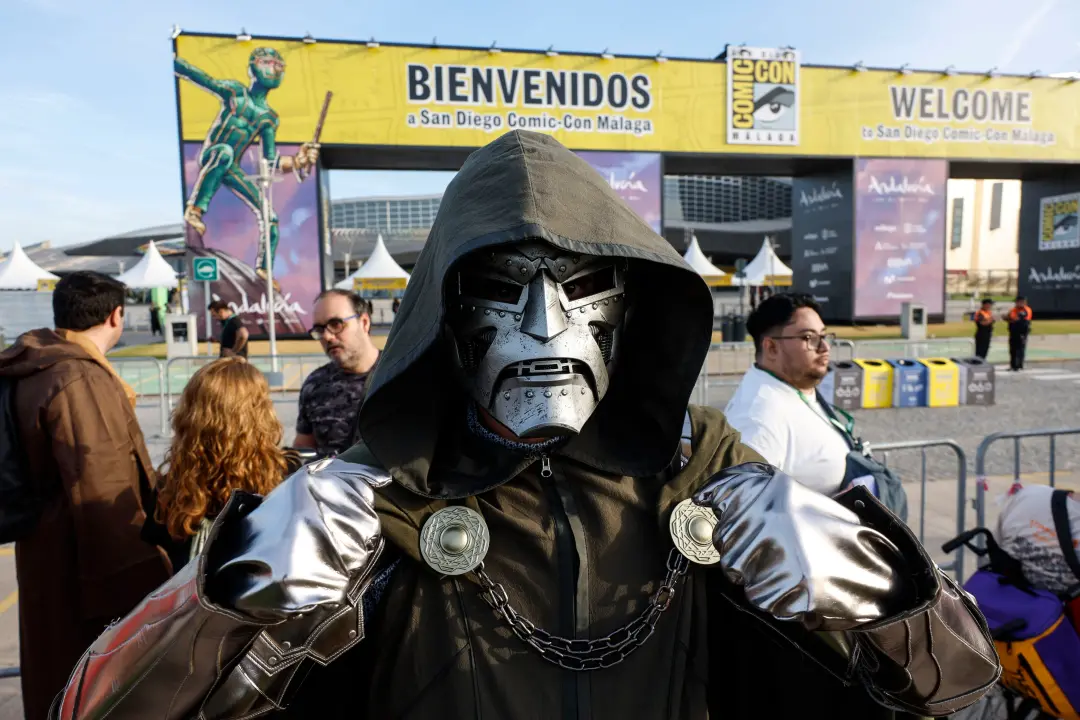 Batman saindo de um utilitário em Málaga, com um cigarro, antes da Comic Con, que não teve filas quilométricas como no …