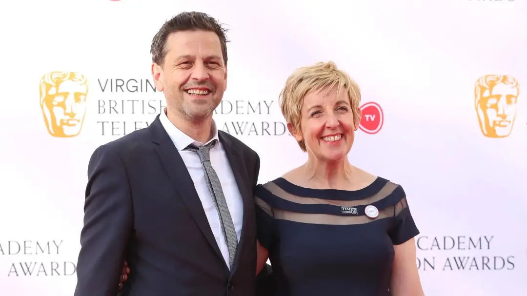 Julie Hesmondhalgh participa da segunda série de The Celebrity Traitors, show da Claudia Winkleman. É interessante ver …