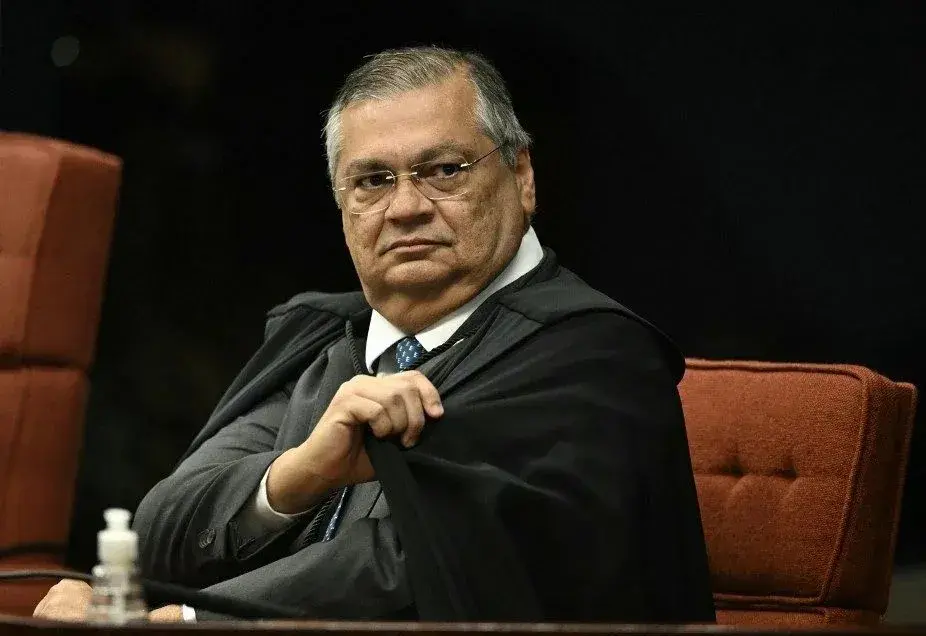 Defesa de Flávio Bolsonaro pediu afastamento de Dino em processos ligados a Lula e à eleição no STF. A alegação é de am…