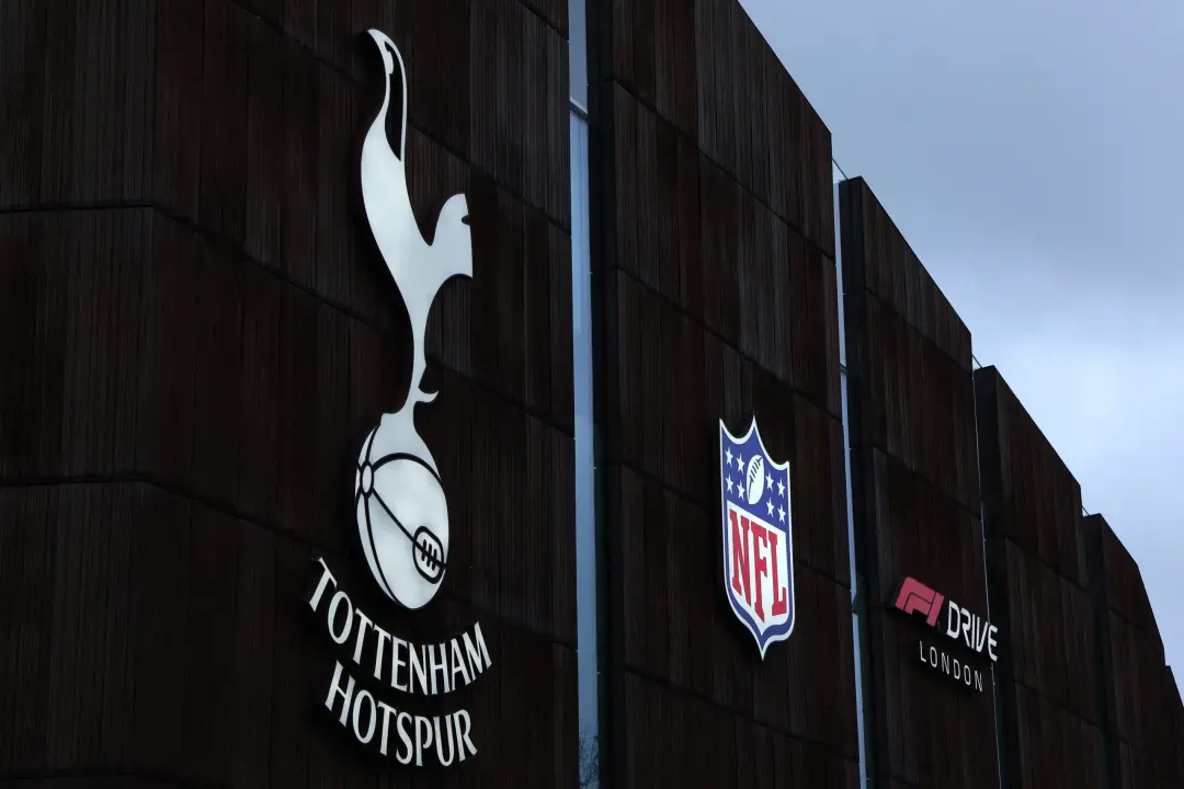 Tottenham Hotspur Stadium, os ingressos para o jogo da NFL caíram de 325 dólares para apenas 105 dólares. A queda de pr…