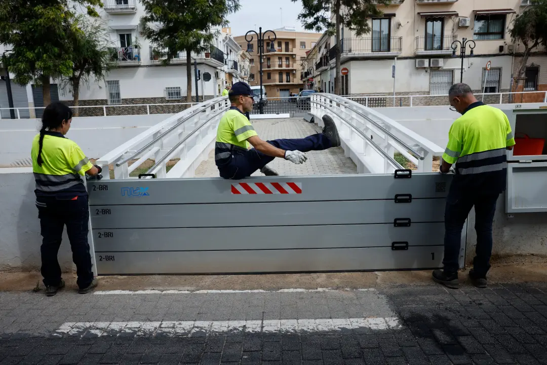 Alertas vermelhos de chuva forte em Castellón e Tarragona, com suspensão de serviços de trens em Valência. A gente vê q…