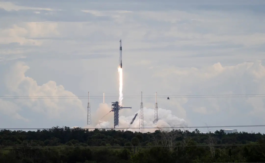 Cape Canaveral viu a SpaceX lançar a Crew-13, com quatro astronautas a bordo na Falcon 9. A ida pra ISS mostra a força …