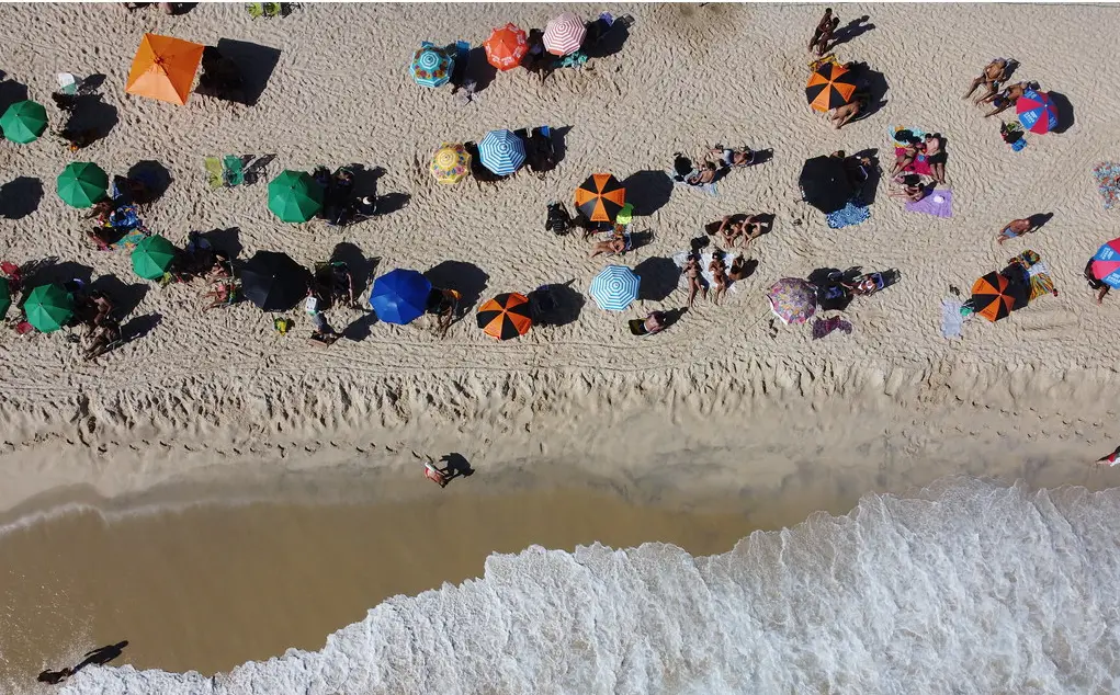 Saída da Praia do Arpoador teve confusão com briga e correria envolvendo um grupo de jovens nesta quarta-feira. Um tumu…