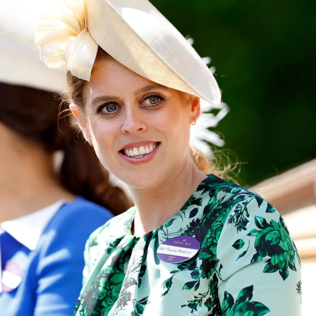 Princess Beatrice mostrando um bronzeado dourado com uma mini saia incrível. É bom ver que ela continua com esse estilo…