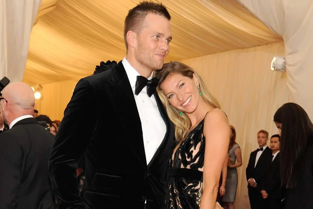 Tom Brady postou uma foto com o dedo do meio para Gisele Bündchen, conforme livro do autor Lars Anderson. A atitude mos…